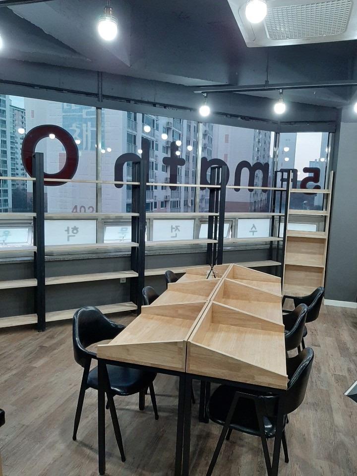 책상 선반 책꽂이 등 교구 제작